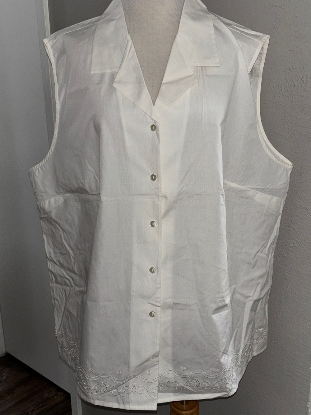 Sleeveless Button-Front White Embroidered Hem Collared Blouse